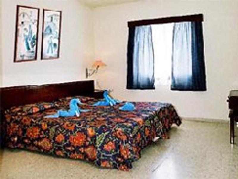 ฮิลล์ท็อป การ์เดน โฮเต็ล อพาร์ตเมนต์ Aparthotel Paphos ภายนอก รูปภาพ