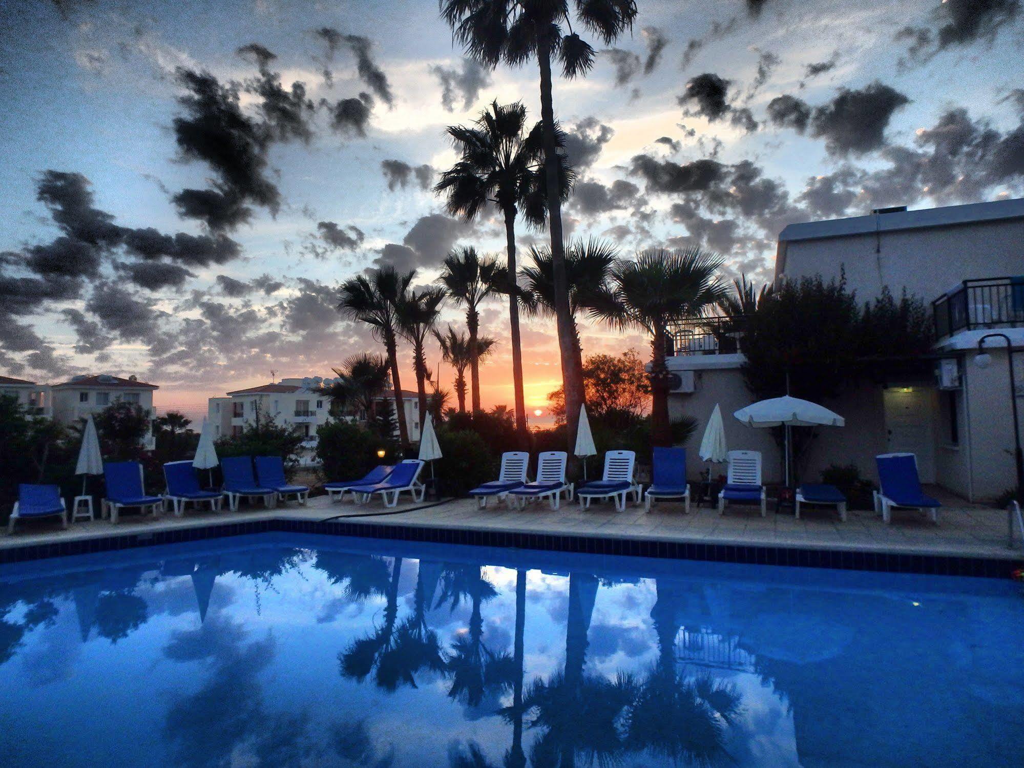 ฮิลล์ท็อป การ์เดน โฮเต็ล อพาร์ตเมนต์ Aparthotel Paphos ภายนอก รูปภาพ